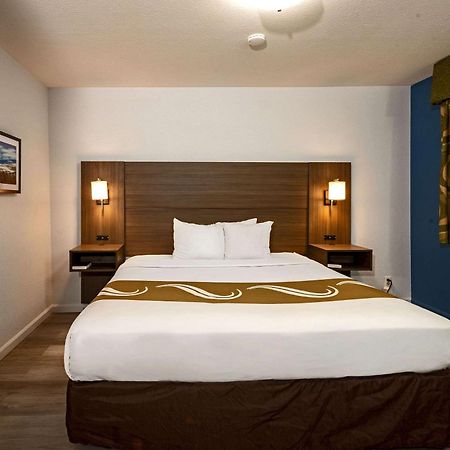 Quality Inn & Suites Tulare Bagian luar foto