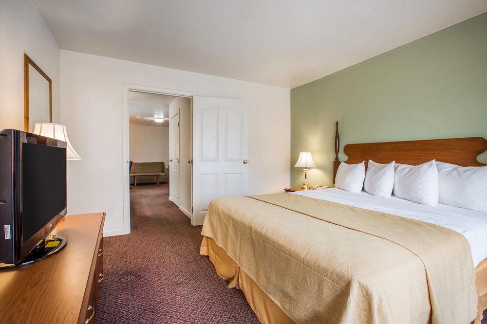 Quality Inn & Suites Tulare Bagian luar foto