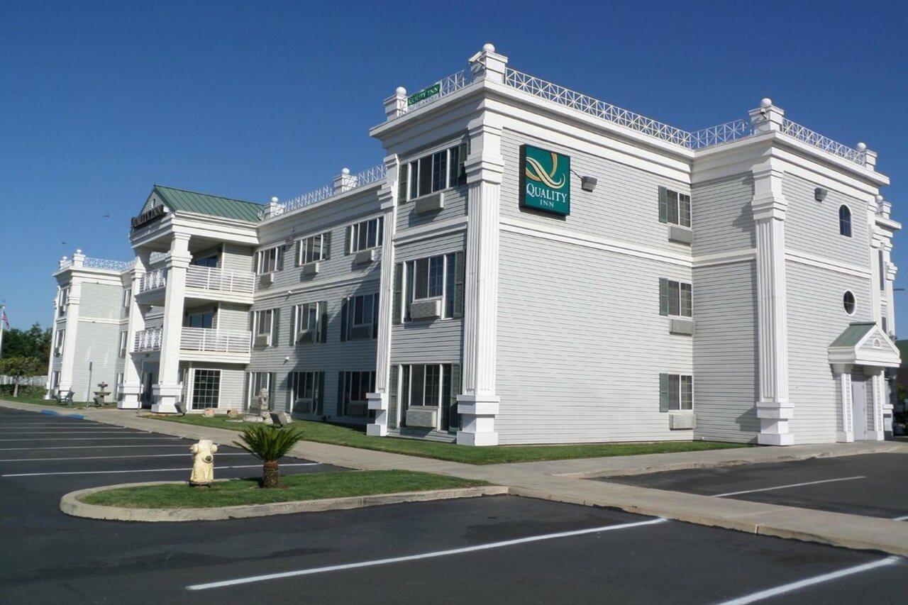 Quality Inn & Suites Tulare Bagian luar foto