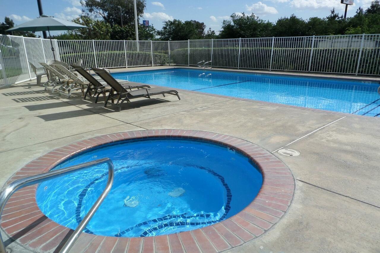 Quality Inn & Suites Tulare Bagian luar foto