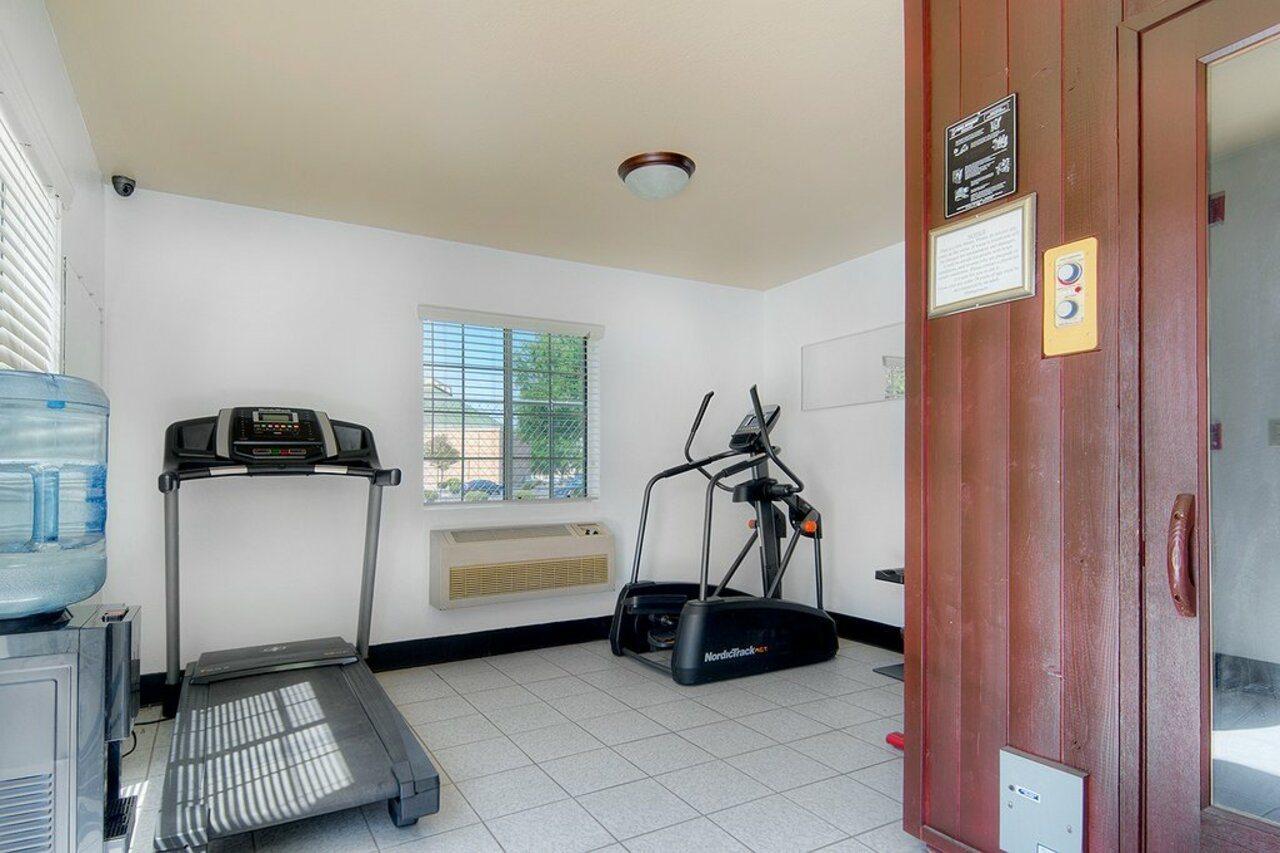 Quality Inn & Suites Tulare Bagian luar foto