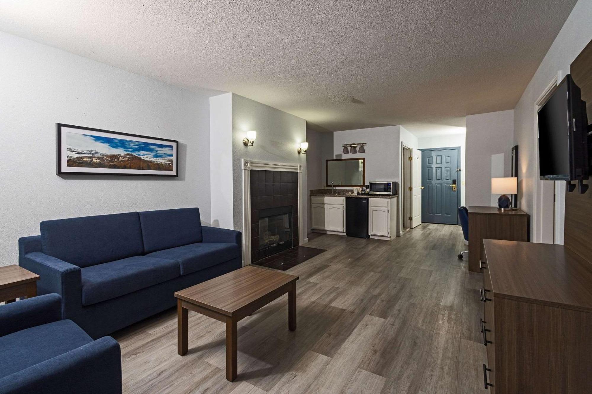 Quality Inn & Suites Tulare Bagian luar foto