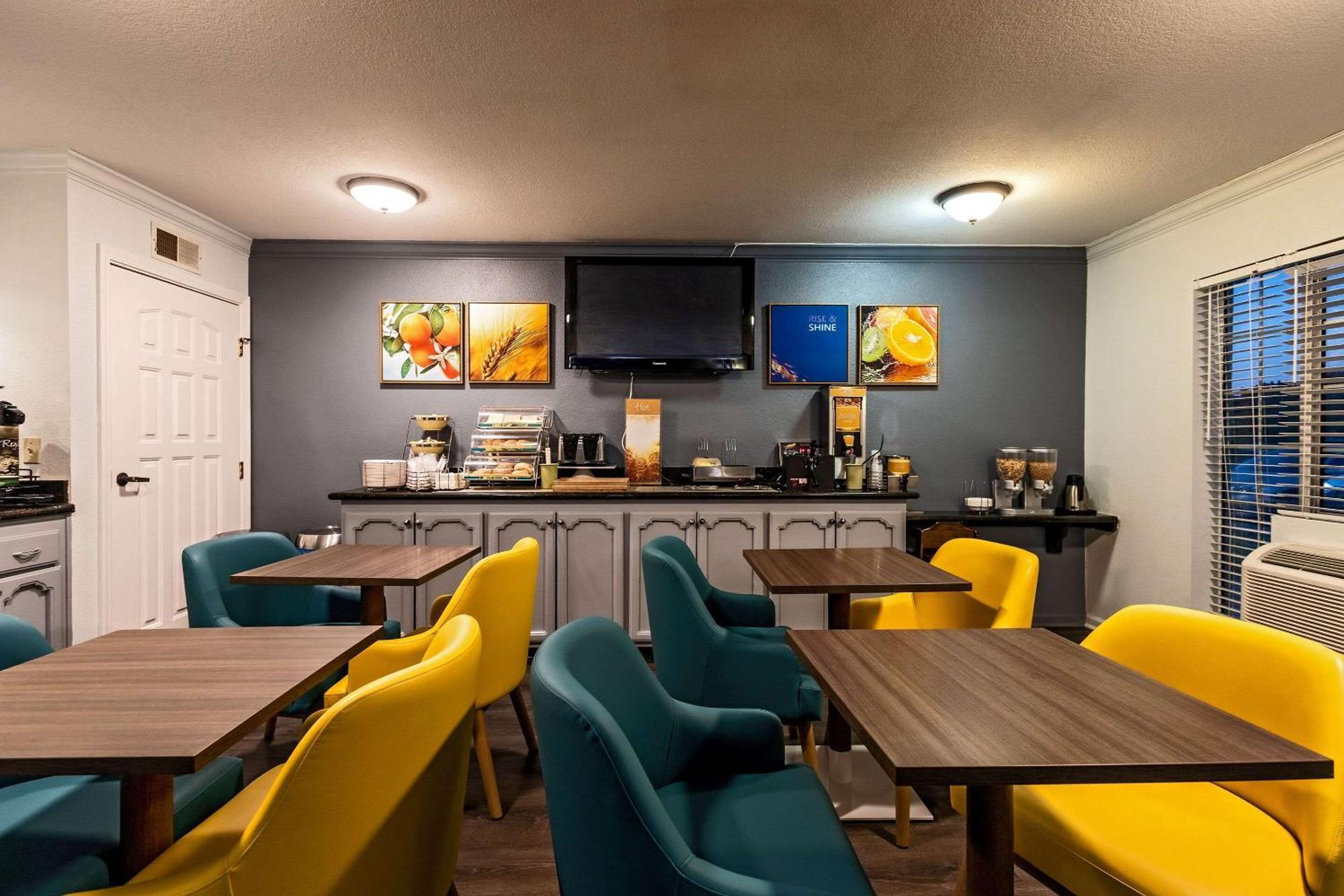 Quality Inn & Suites Tulare Bagian luar foto