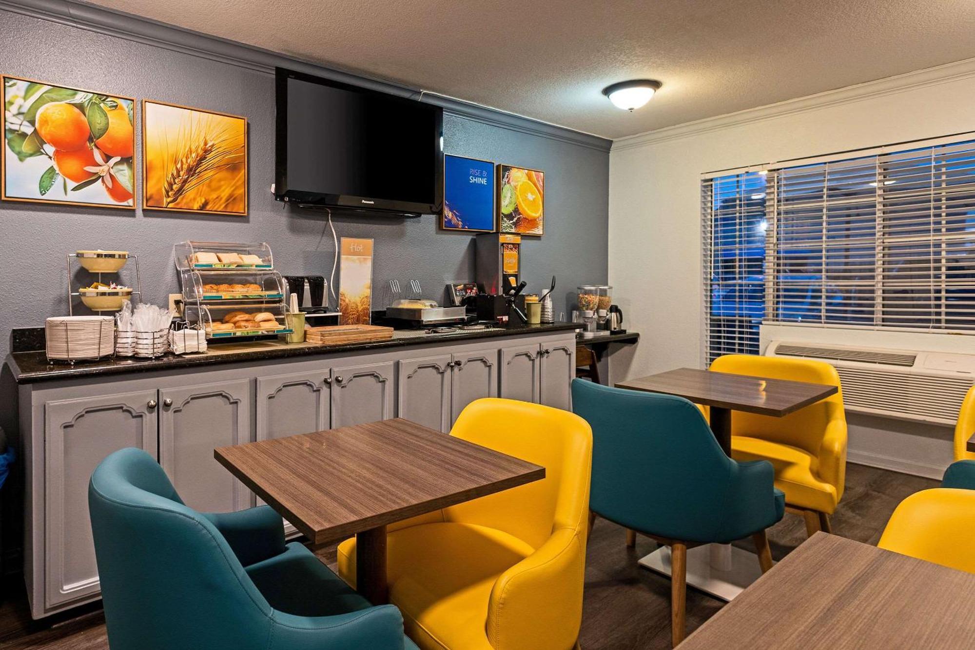 Quality Inn & Suites Tulare Bagian luar foto