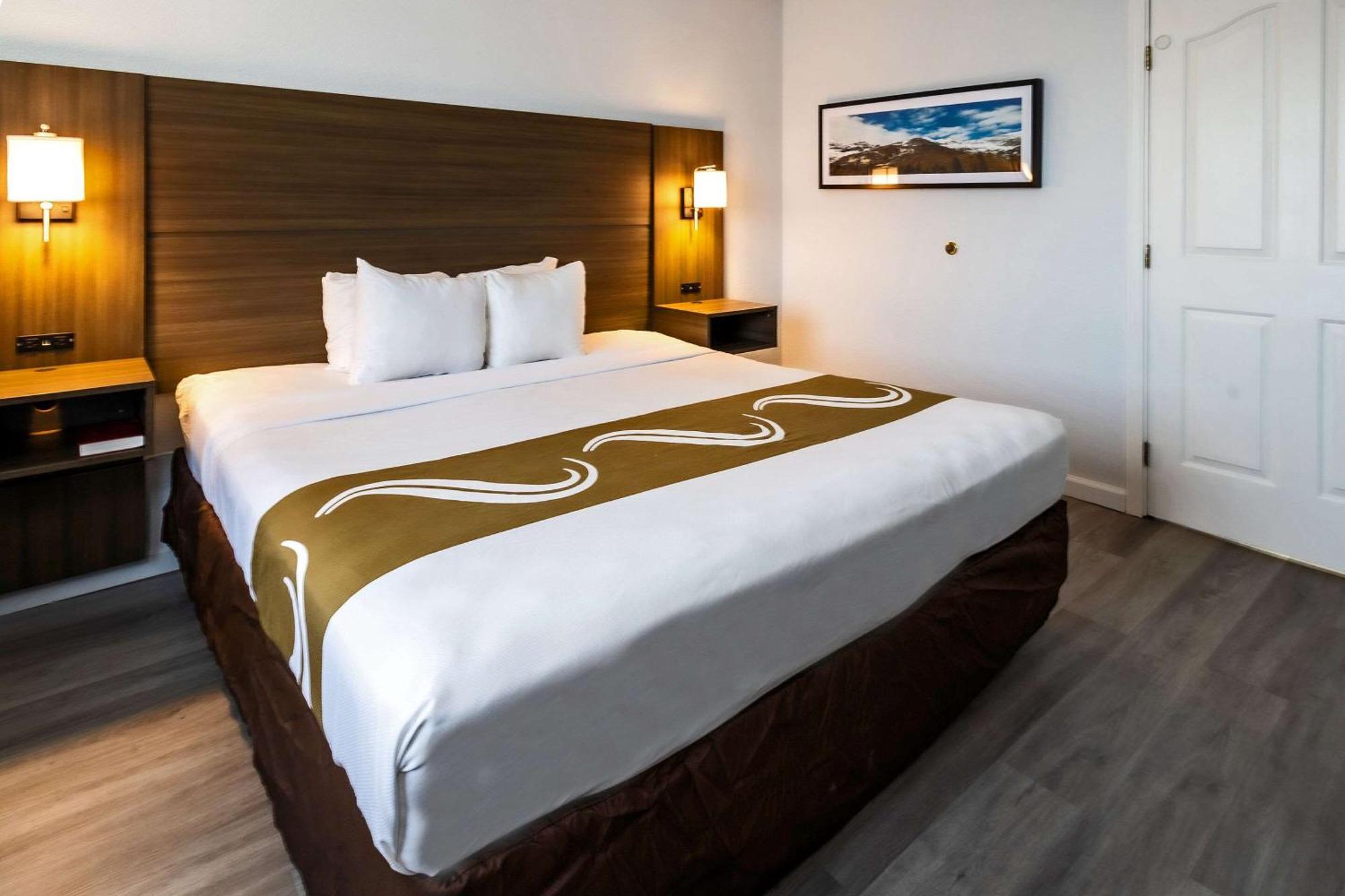 Quality Inn & Suites Tulare Bagian luar foto