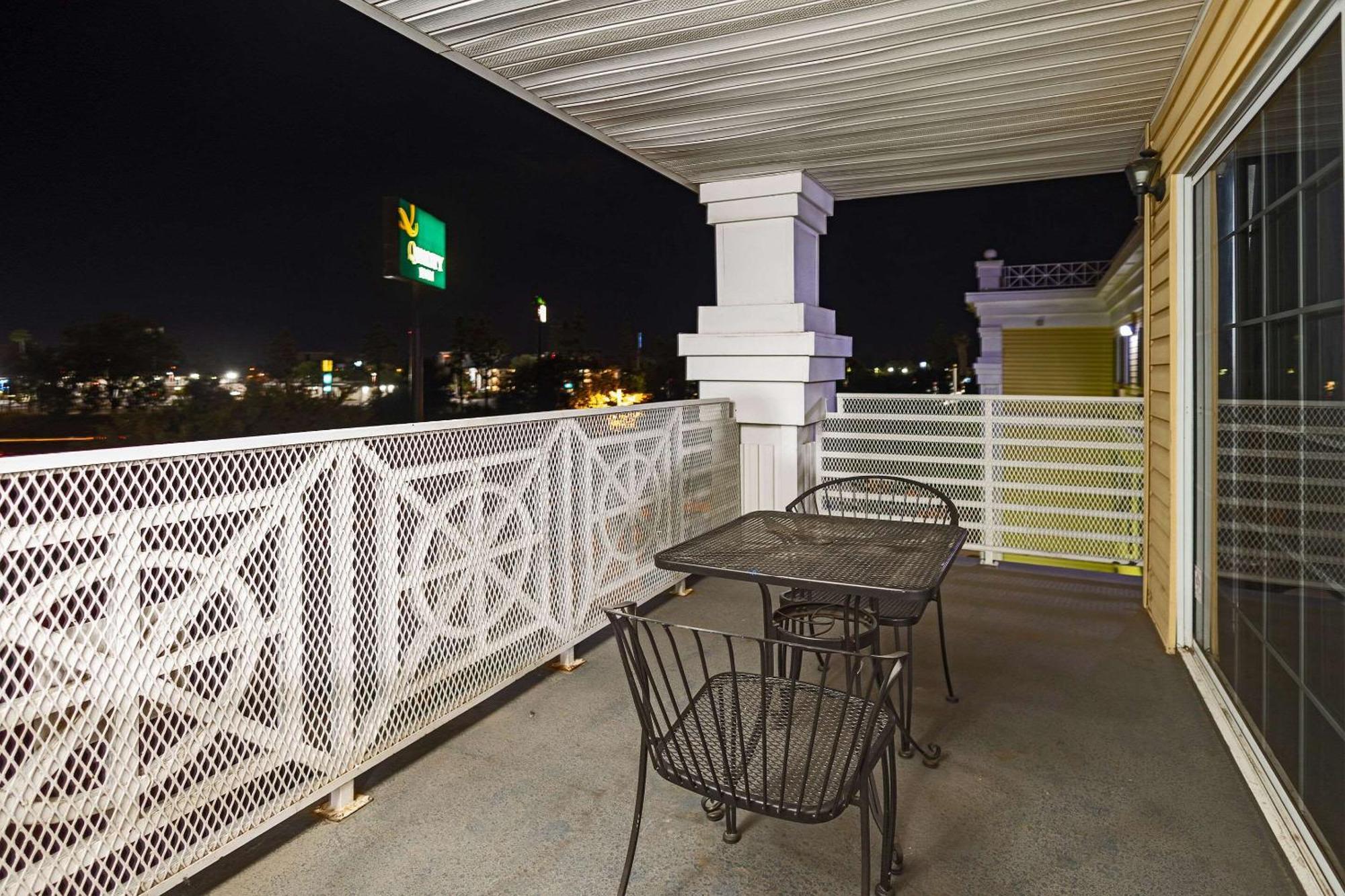 Quality Inn & Suites Tulare Bagian luar foto