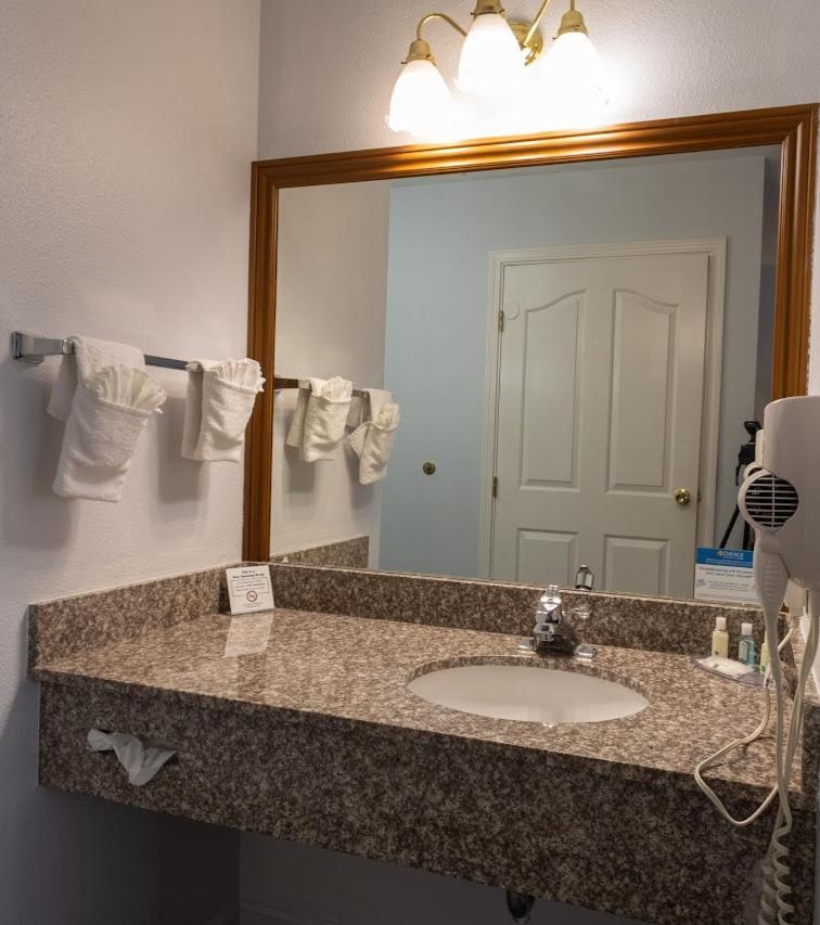 Quality Inn & Suites Tulare Bagian luar foto