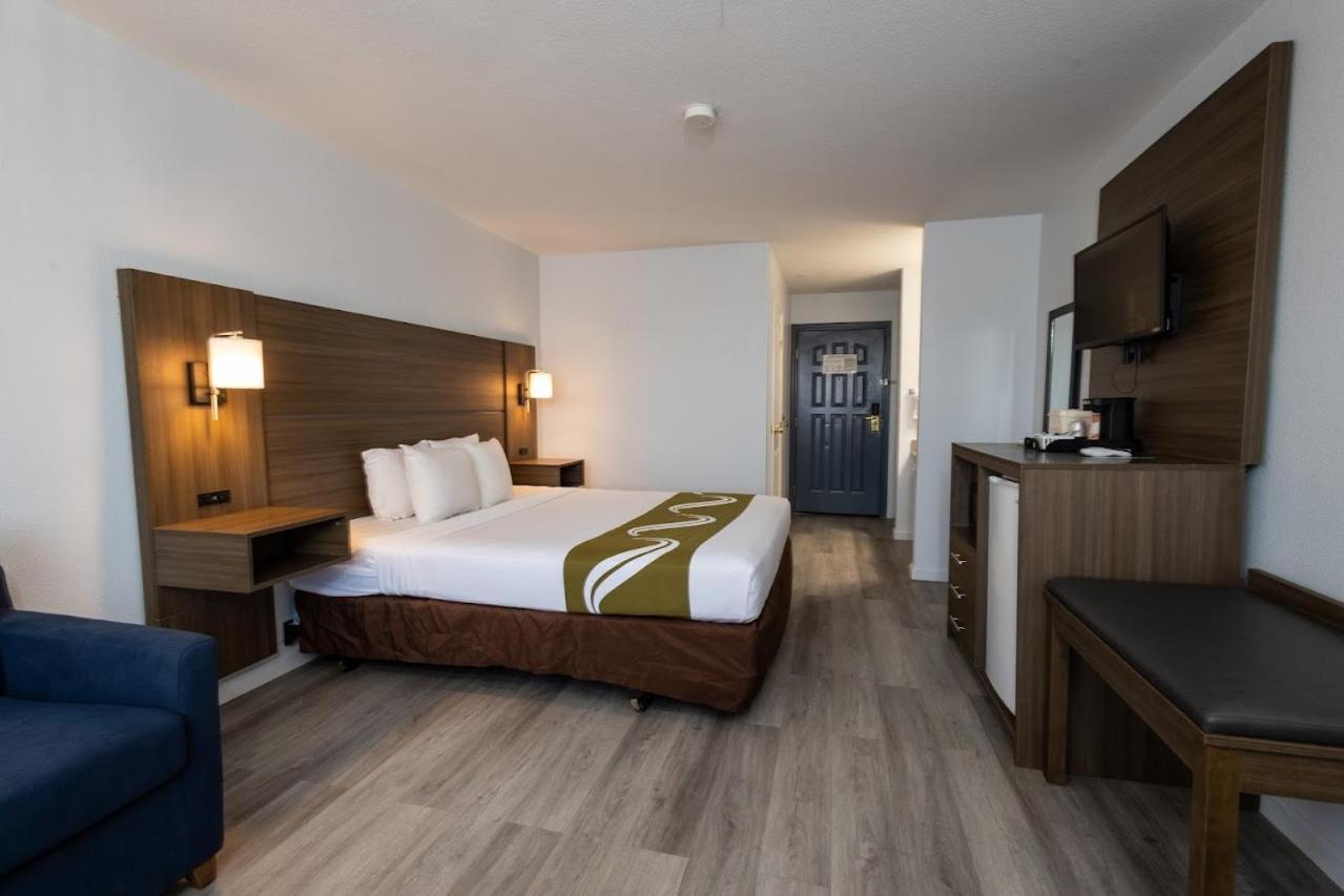 Quality Inn & Suites Tulare Bagian luar foto