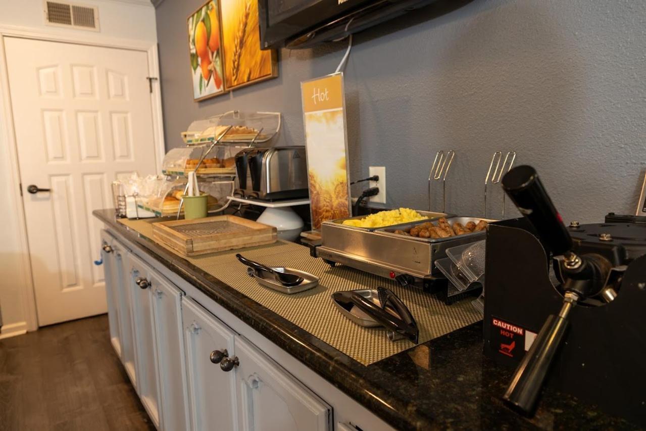 Quality Inn & Suites Tulare Bagian luar foto