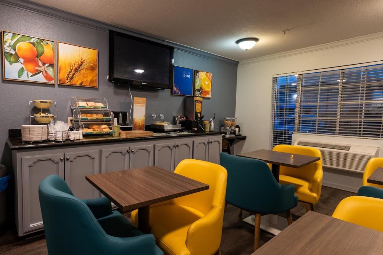 Quality Inn & Suites Tulare Bagian luar foto