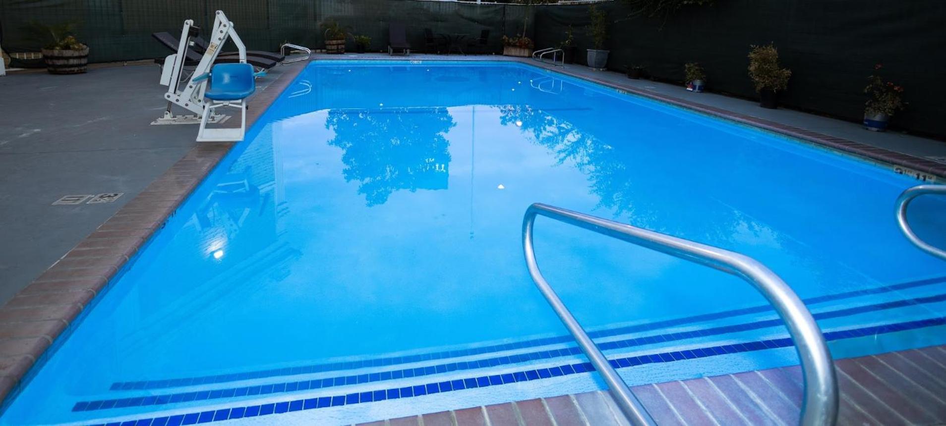 Quality Inn & Suites Tulare Bagian luar foto