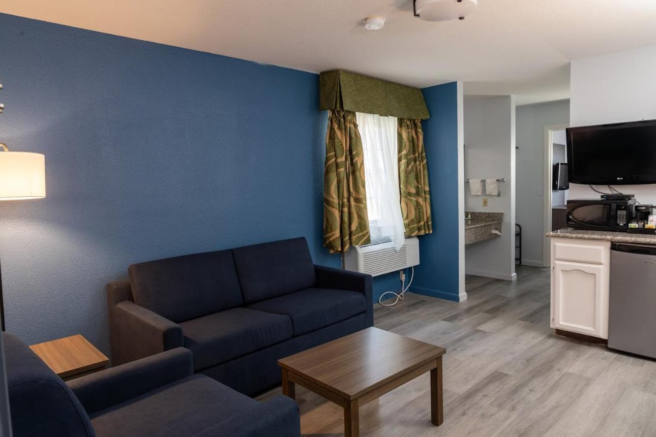 Quality Inn & Suites Tulare Bagian luar foto