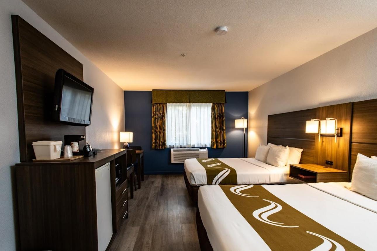 Quality Inn & Suites Tulare Bagian luar foto