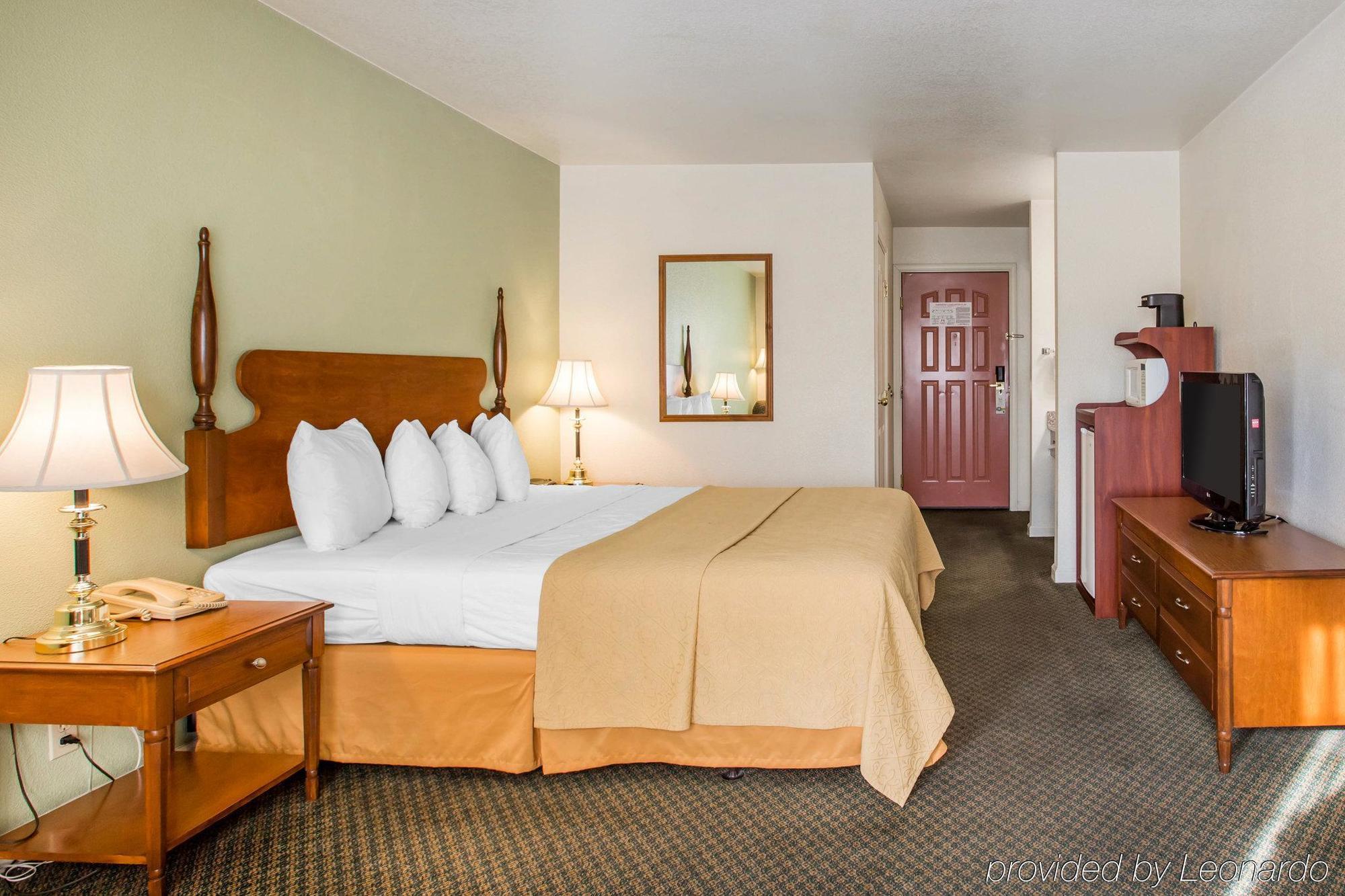 Quality Inn & Suites Tulare Bagian luar foto