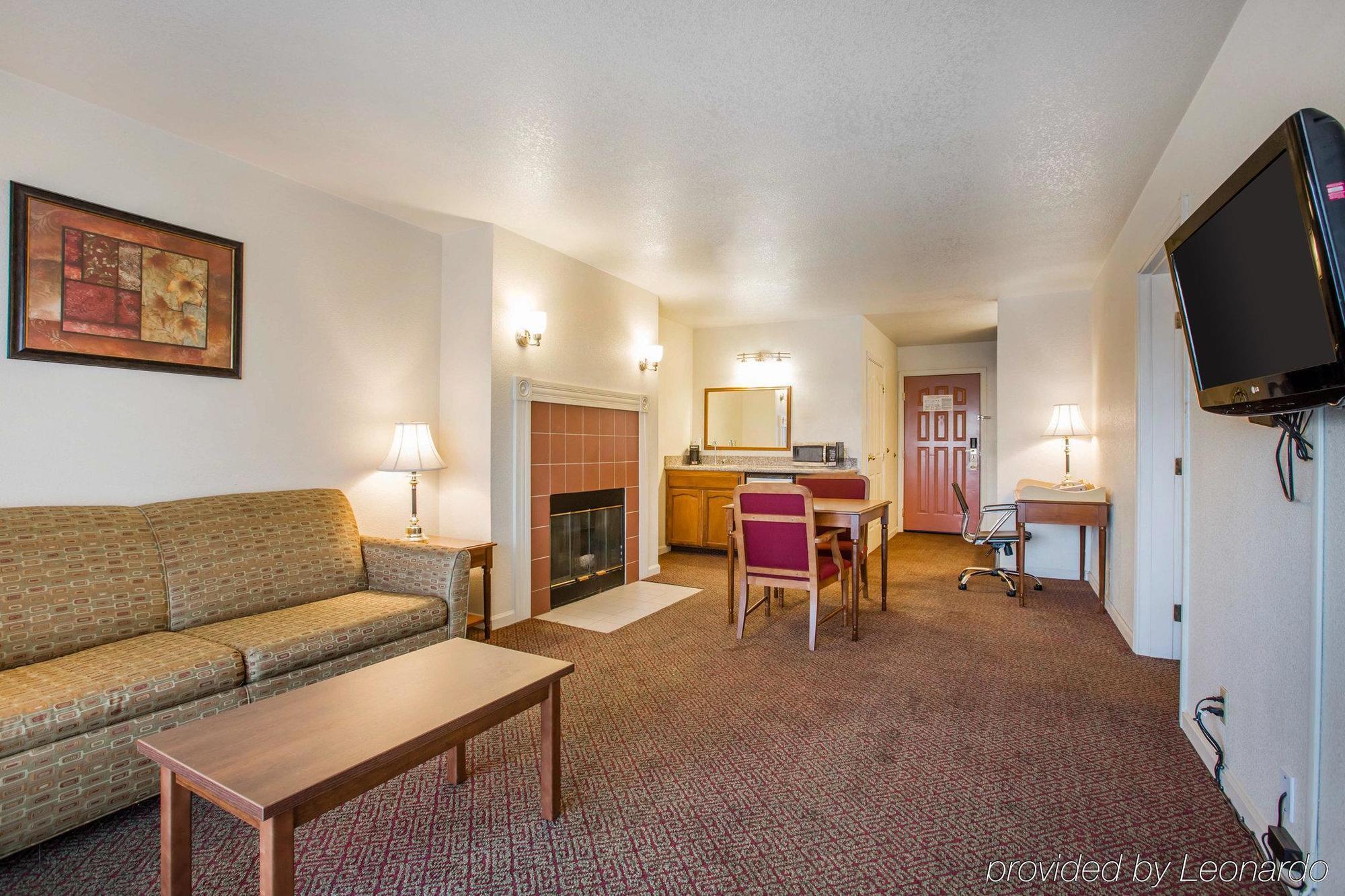Quality Inn & Suites Tulare Bagian luar foto