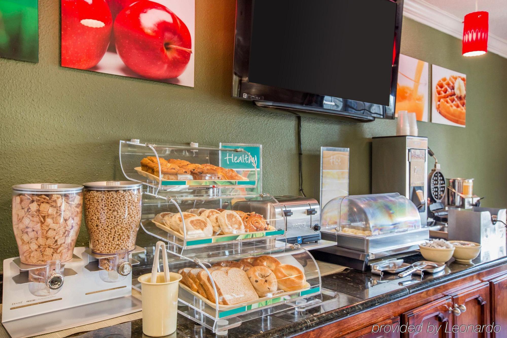 Quality Inn & Suites Tulare Bagian luar foto