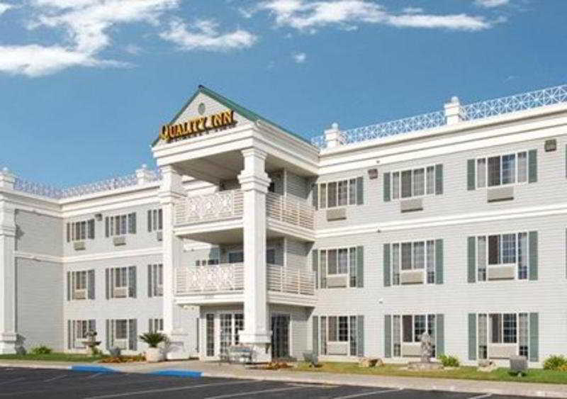Quality Inn & Suites Tulare Bagian luar foto