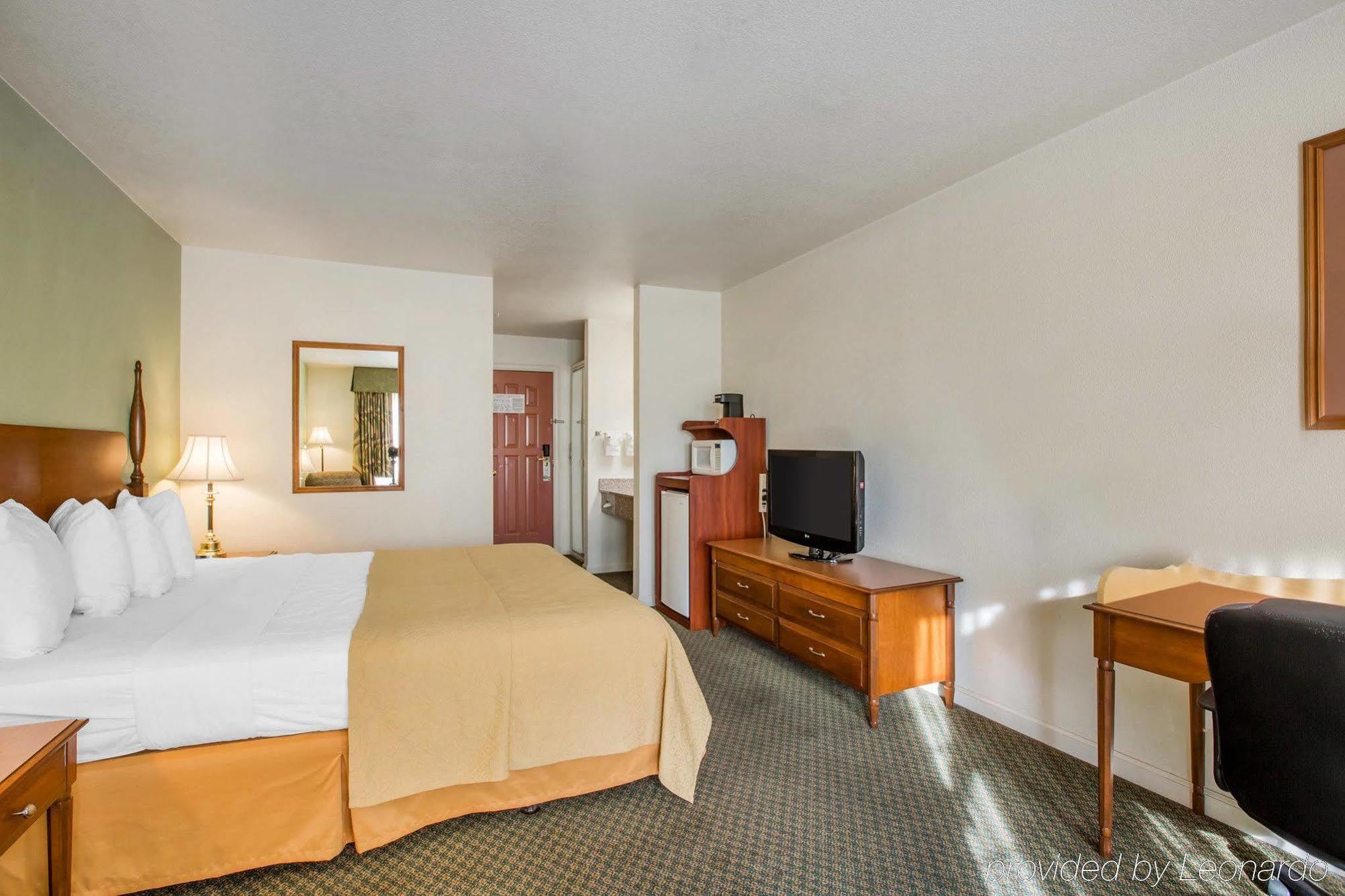 Quality Inn & Suites Tulare Bagian luar foto