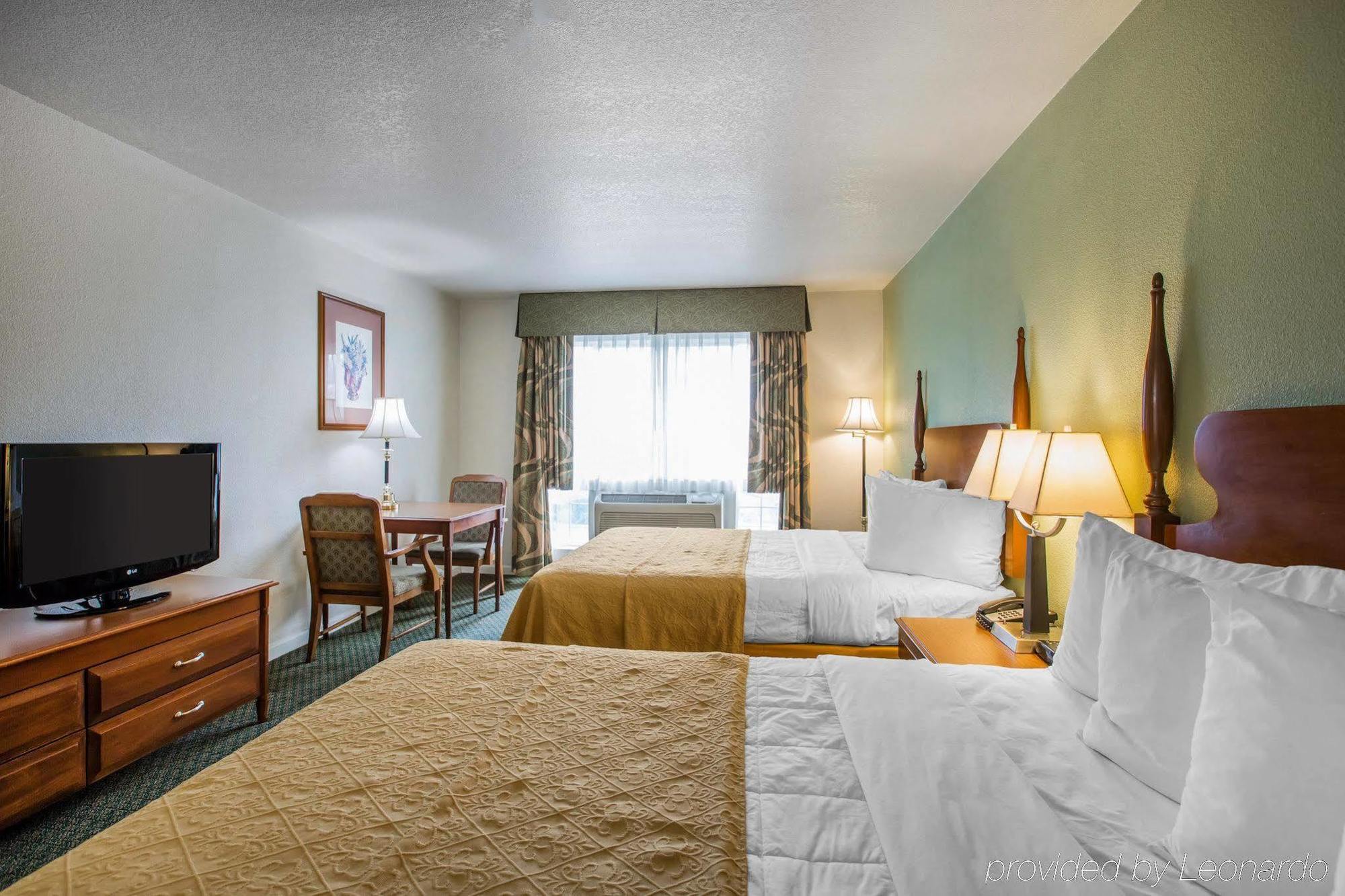 Quality Inn & Suites Tulare Bagian luar foto