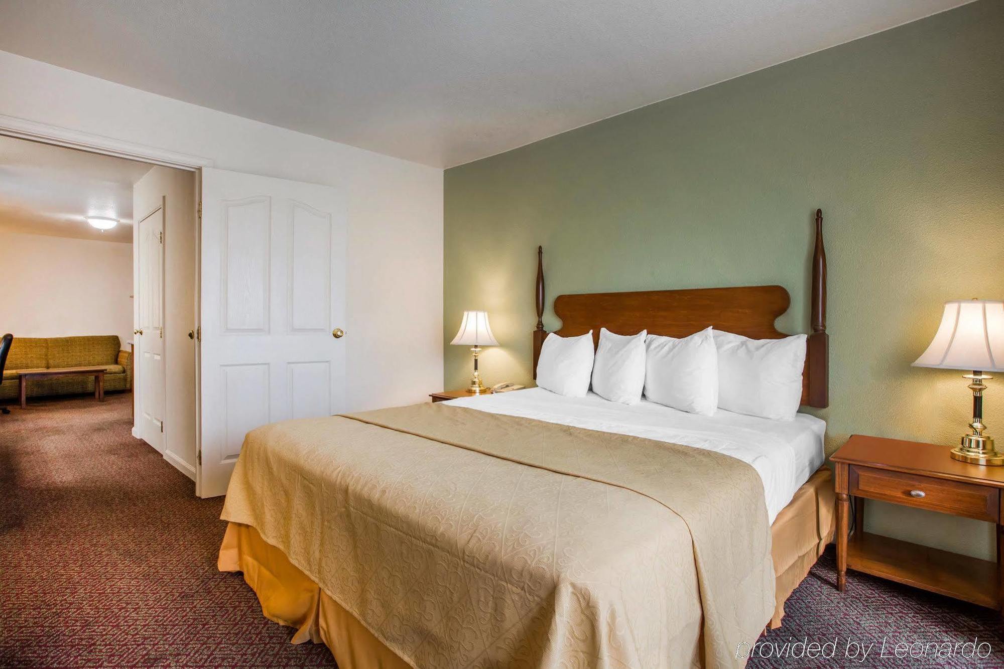 Quality Inn & Suites Tulare Bagian luar foto