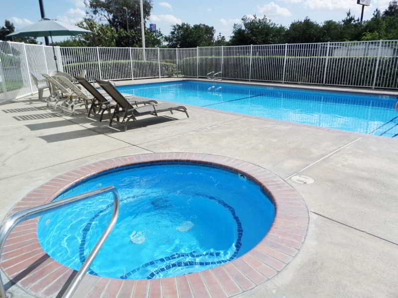 Quality Inn & Suites Tulare Bagian luar foto